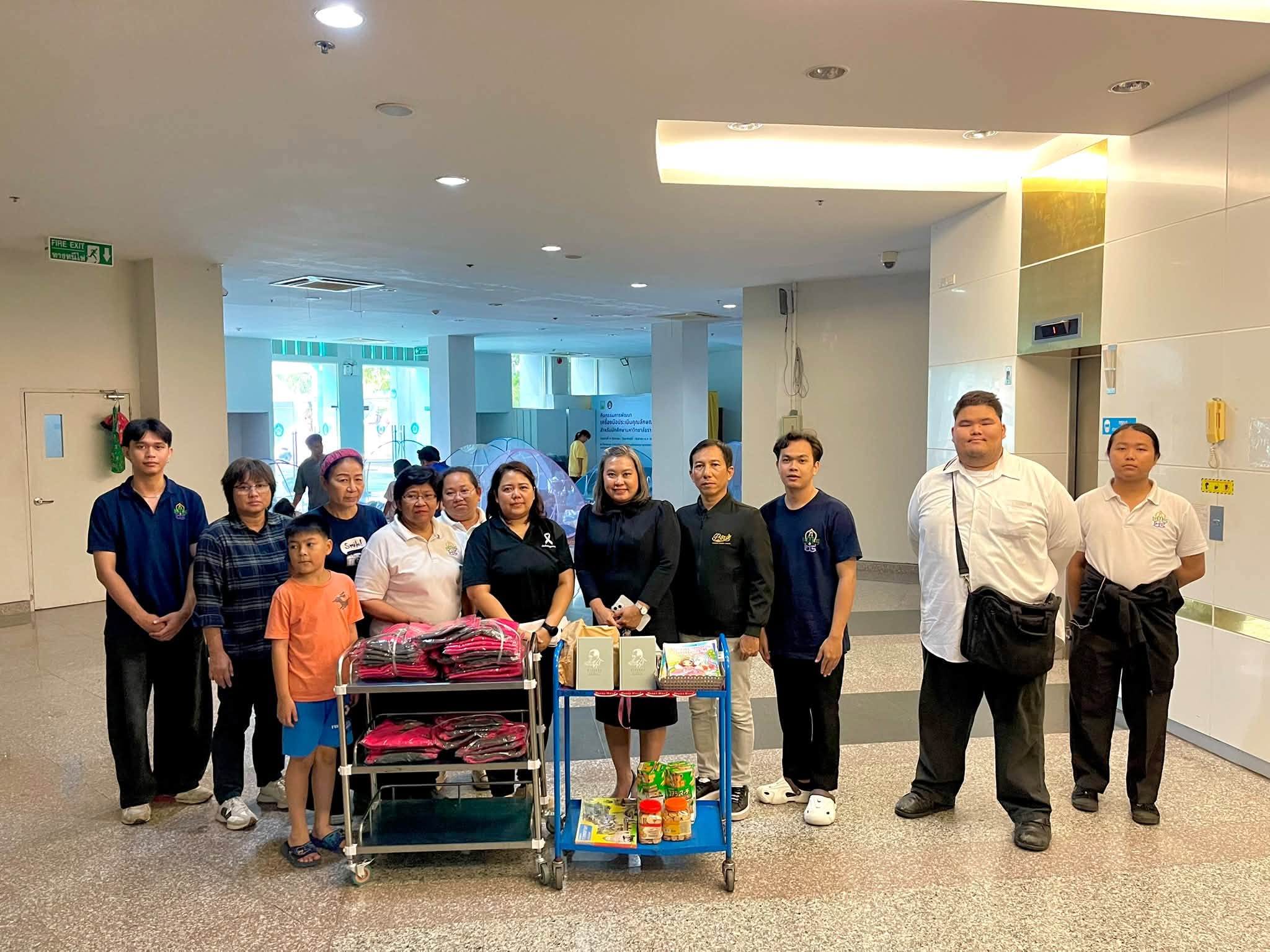 ร่วมแบ่งปันสิ่งของจำเป็นให้กับผู้ประสบภัยน้ำท่วมที่ศูนย์พักพิงชั่วคราว ณ อาคารพุทธวิชชาลัย มหาวิทยาลัยราชภัฏพระนคร